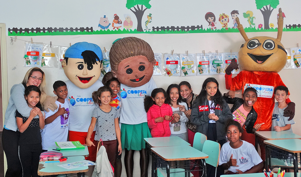 EQUIPE SICOOB CREDICOCAPEC REALIZAM UMA AÇÃO COM AS CRIANÇAS DA PASTORAL DO MENOR