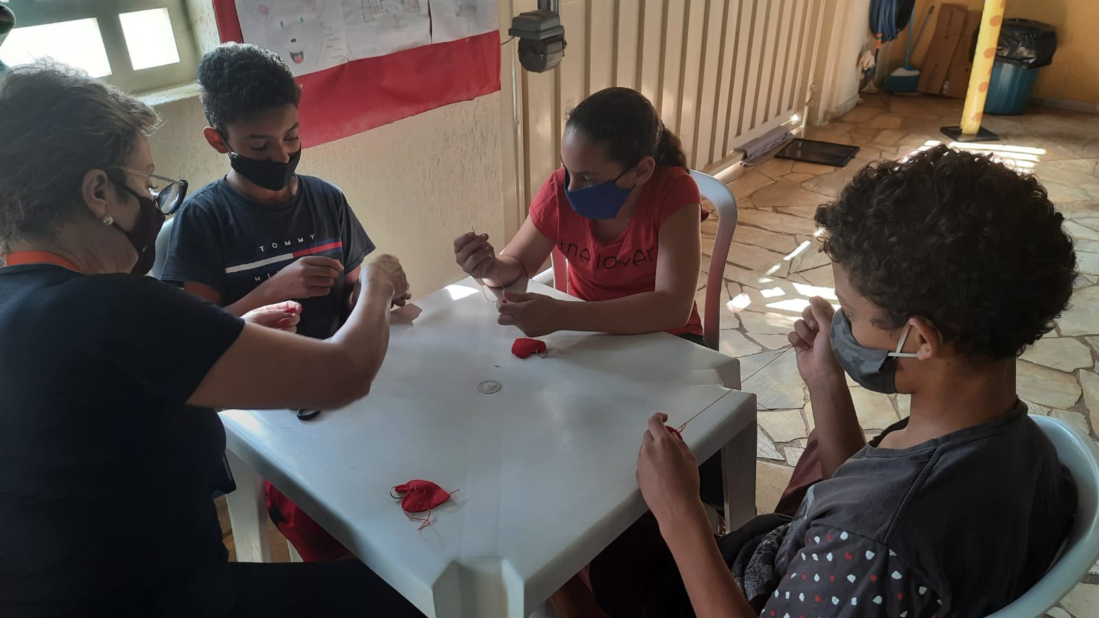 SCFV LUIZA II - Trabalho de artesanato realizado com os adolescentes. Preparo para a semana do dia das crianças.