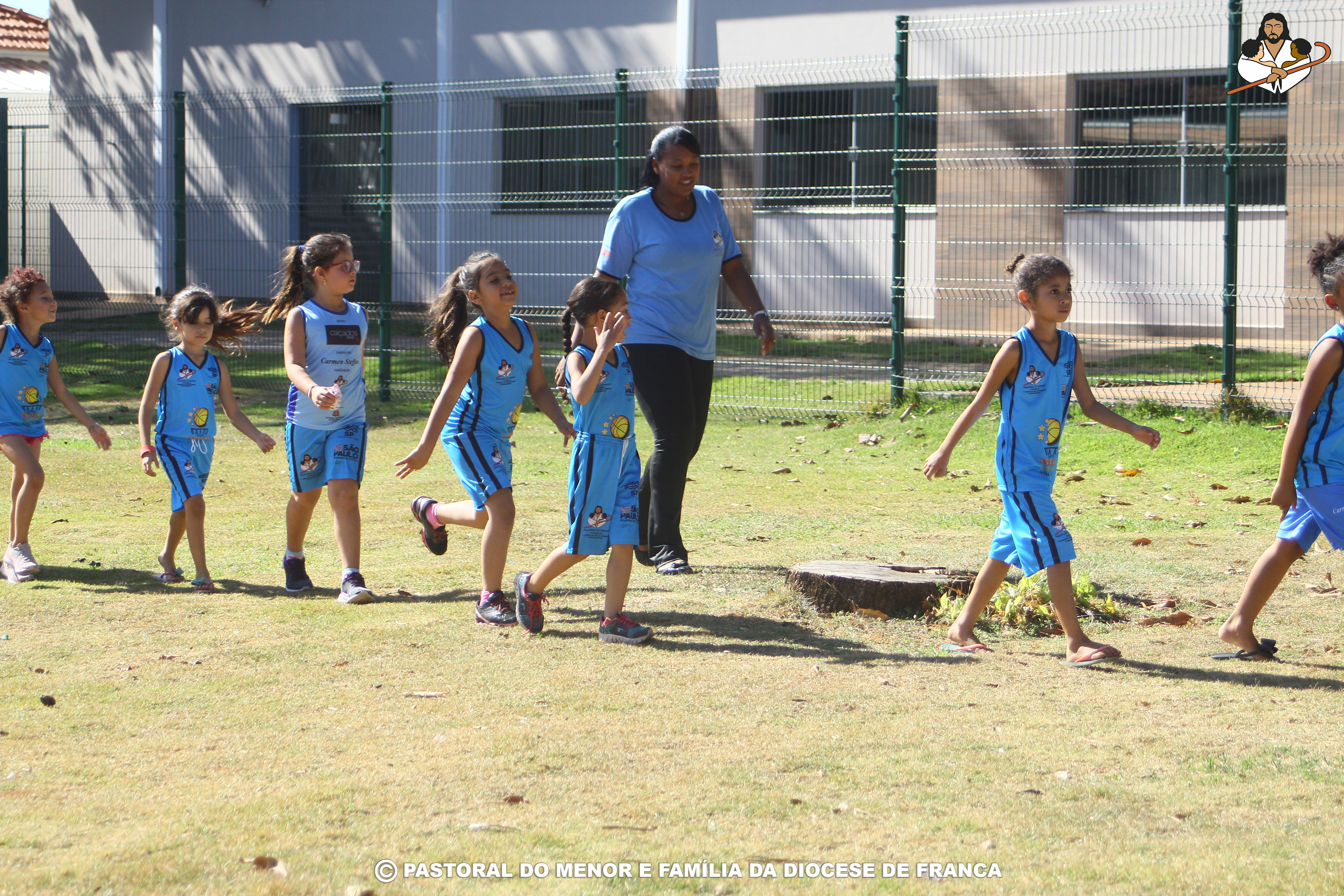 Contraturno Escolar realiza passeio no clube Associação Sabesp