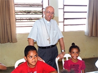 BISPO DE FRANCA VISITA UNIDADES DA PASTORAL DO MENOR